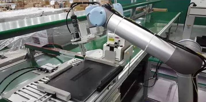 優(yōu)傲機器人操作要注意哪些方面?